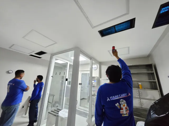 Instalación de difusores en área médica