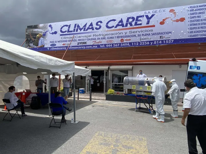 Primera cápsula de transporte COVID en México, presentada en la sucursal de Climas Carey